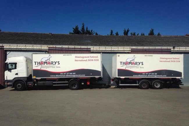 Camion capitonné marqué au nom de l’entreprise